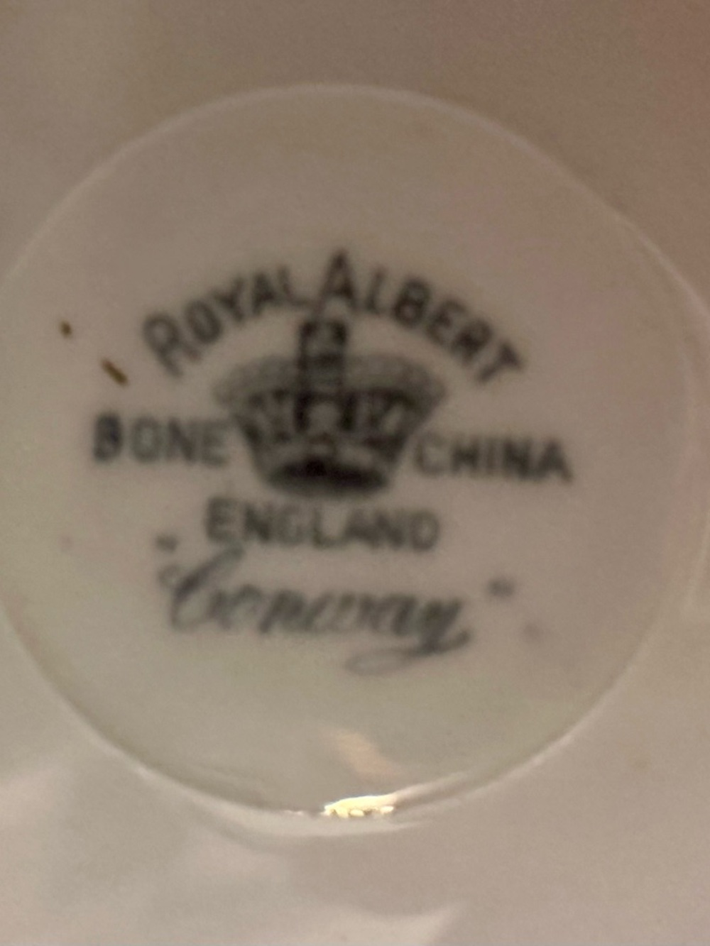 Vintage Royal Albert "Conway" Teacup and Saucer Set – Pink Roses, 22K Gold Trim - Picture 3 of 11